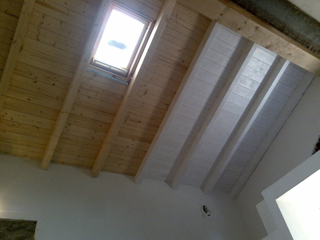 Cantina ristrutturata,tetto a due falde in legno lamellare ... Tetto in legno lamellare bianco